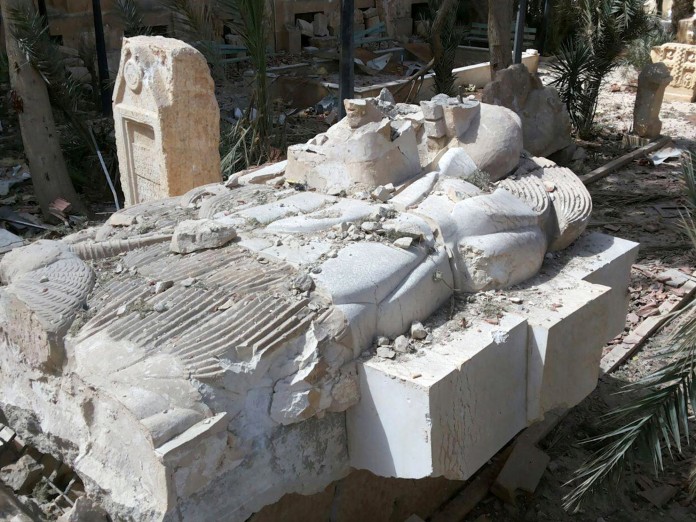تمثال دمره تنظيم داعش خارج متحف تدمر في مدينة تدمر التاريخية، في سوريا © AP Images 